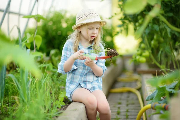 Adorable Petite Fille Portant Chapeau Paille Jouant Avec Ses Outils — Photo