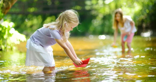 Two Little Sisters Playing Paper Boats River Warm Sunny Summer — Stock Photo, Image