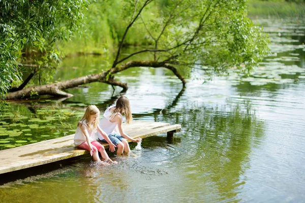 Dos Niñas Lindas Sentadas Una Plataforma Madera Junto Río Lago — Foto de Stock