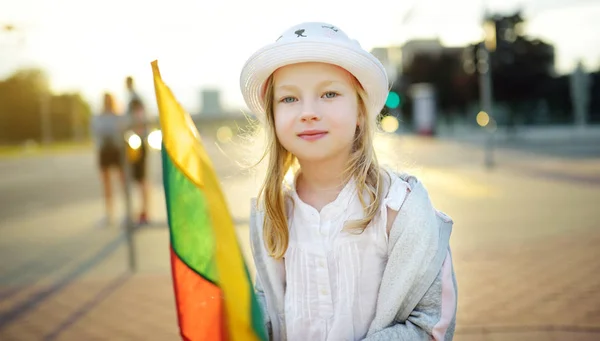 Χαριτωμένο Κοριτσάκι Που Κρατάει Τρίχρωμη Σημαία Λιθουανίας Λιθουανικά Ημέρα Κρατικής — Φωτογραφία Αρχείου