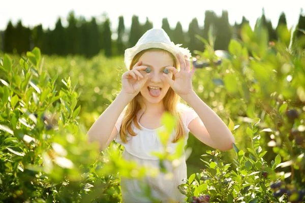 Schattig Klein Meisje Plukken Verse Bessen Biologische Bosbes Boerderij Warme — Stockfoto