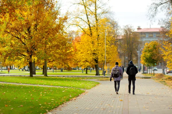 Ludzie Chodzą Ulicami Starego Miasta Wilnie Piękny Słoneczny Dzień Jesieni — Zdjęcie stockowe