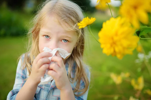 Roztomilá Holčička Vysmrkala Krásné Žluté Astry Letním Dni Alergie Astma — Stock fotografie