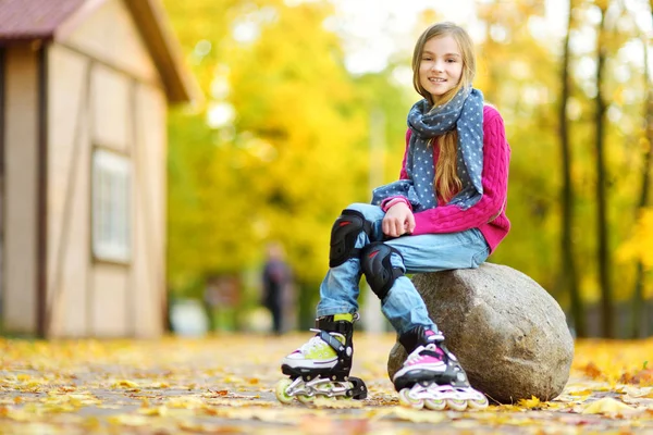 Menina Bonita Aprendendo Patinar Belo Dia Outono Parque Criança Usando — Fotografia de Stock