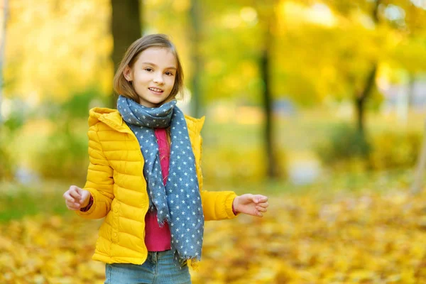 Söt Liten Flicka Att Kul Vackra Höstdag Glada Barn Som — Stockfoto