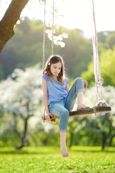 Menina Bonito Divertindo Balanço Florescer Velho Jardim Árvore Maçã Livre — Fotografia de Stock