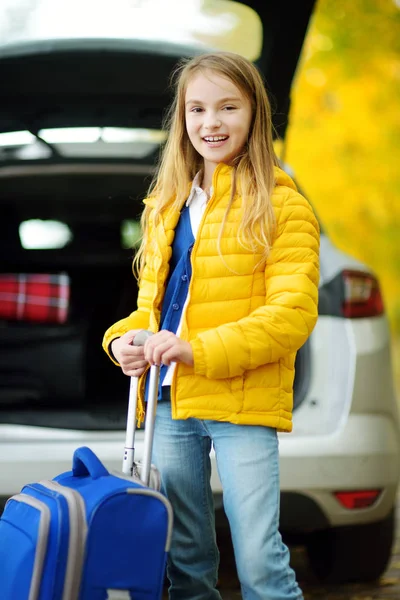Adorable Girl Suitcase Ready Vacations Her Parents Child Looking Forward — Stock Photo, Image