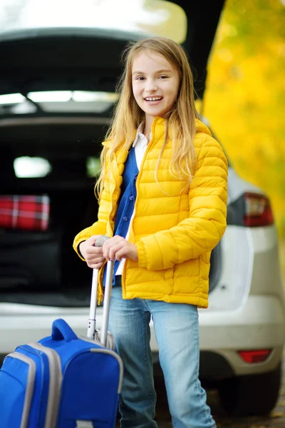 Adorable Chica Con Una Maleta Lista Para Irse Vacaciones Con — Foto de Stock