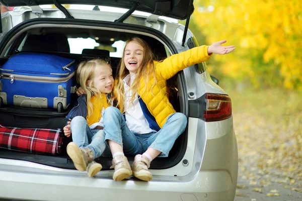 Two Adorable Girls Suitcase Going Vacations Parents Two Kids Looking — Stock Photo, Image