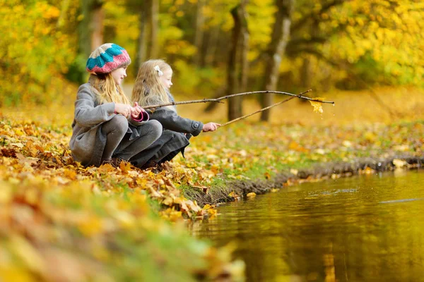 Meninas Bonitos Brincando Água Belo Dia Outono Crianças Felizes Divertindo — Fotografia de Stock