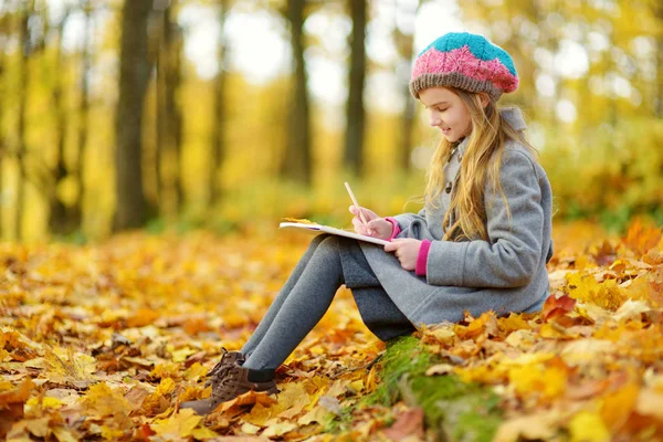 Schattig Klein Meisje Schetsen Buiten Mooie Herfstdag Gelukkig Kind Spelen — Stockfoto