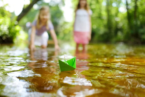 Dos Hermanitas Jugando Con Barcos Papel Junto Río Cálido Soleado — Foto de Stock