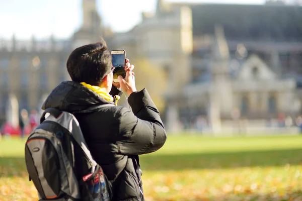 2017年11月19日 年轻的男性游客拍照与他的手机 英国首都的美丽阳光明媚的秋日 — 图库照片