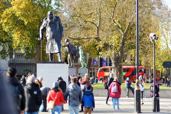 Londra, İngiltere - 19 Kasım 2017: Birçok turist ve sokaklarda ve kavşak geçiş Londralılar. Büyük Britanya'nın başkentinde güzel güneşli bir sonbahar gün.
