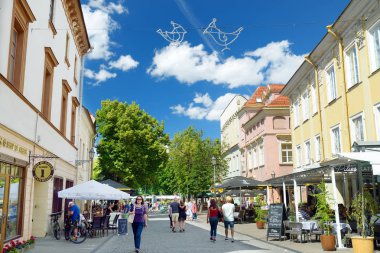 Vilnius, Litvanya - 15 Haziran 2018: Şafak kule, üst Castle, kalan kısmını Pilies Street, Vilnius eski şehrin en eski ve en gösterişli sokakta her bakıldığında.