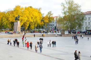 Vilnius, Litvanya - 12 Ekim 2017: Birçok kişi Vilnius Old Town sokaklarda. Litvanya'nın başkentinde güzel güneşli bir sonbahar gün.