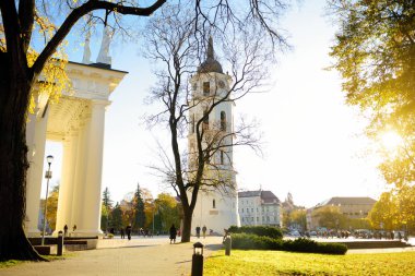 Vilnius, Litvanya - 12 Ekim 2017: Birçok kişi Vilnius Old Town sokaklarda. Litvanya'nın başkentinde güzel güneşli bir sonbahar gün.