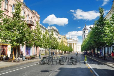 Vilnius, Litvanya - 15 Haziran 2018: Şafak Avenue, ana caddenin Vilnius, Litvanya'nın kamu kurumlarının konsantre, çoğu hükümet ve parlamento dahil olmak üzere.