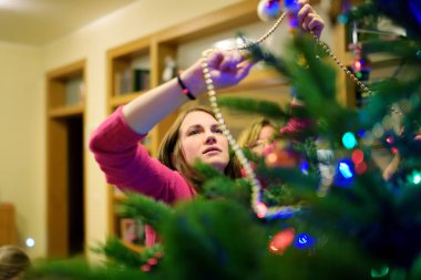 Renkli cam baubles ile Noel ağacı süsleme genç kadın. Noel ağacı süsleme. Xmas evde kutlama.