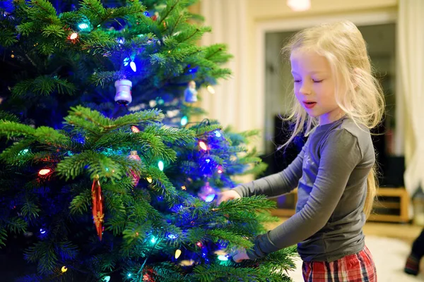 Menina Adorável Decorando Árvore Natal Com Bugigangas Vidro Coloridas Aparar — Fotografia de Stock