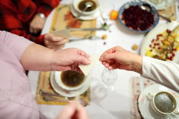 第二十四の 月の開催 リトアニアの伝統的なクリスマスイブのディナー お食事は異教およびキリスト教の起源の多くの伝統を含む家族の行事 — ストック写真