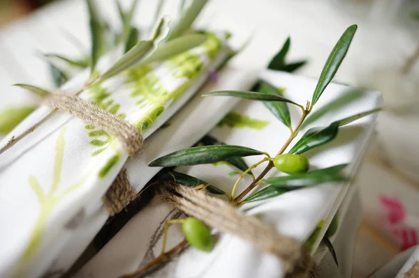 Hermosas Servilletas Decoradas Con Ramas Olivo Fresco Como Parte Mesa —  Fotos de Stock