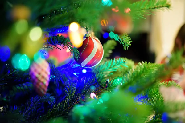 Boules Noël Sur Sapin Noël Sur Fond Lumières Célébrer Noël — Photo