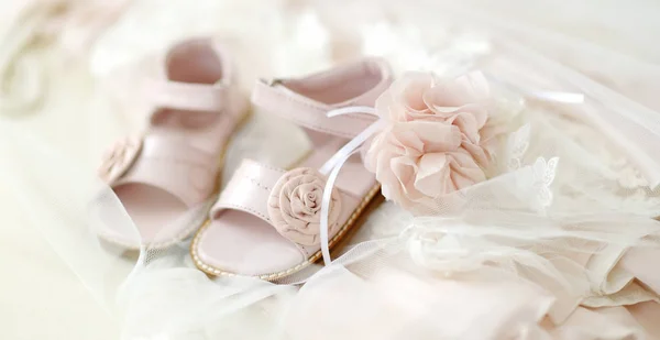 Bebé Niña Bautizando Zapatos Diadema Flores — Foto de Stock