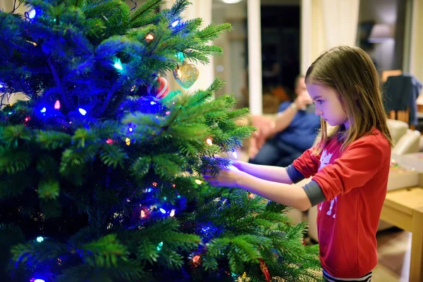 Menina Adorável Decorando Árvore Natal Com Bugigangas Vidro Coloridas Aparar — Fotografia de Stock