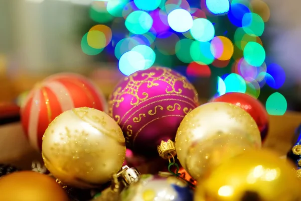 Variedade Bugigangas Natal Coloridas Caixas Aparar Árvore Natal Celebrando Natal — Fotografia de Stock