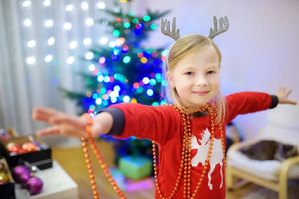 Menina Adorável Decorando Árvore Natal Com Bugigangas Vidro Coloridas Aparar — Fotografia de Stock