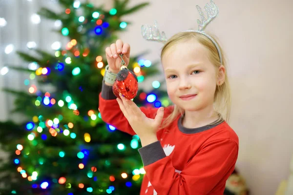 Menina Adorável Decorando Árvore Natal Com Bugigangas Vidro Coloridas Aparar — Fotografia de Stock