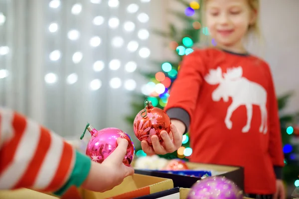 Dwie Siostry Adorable Dekoracji Choinki Kolorowe Szklane Bombki Domu Rodzinny — Zdjęcie stockowe