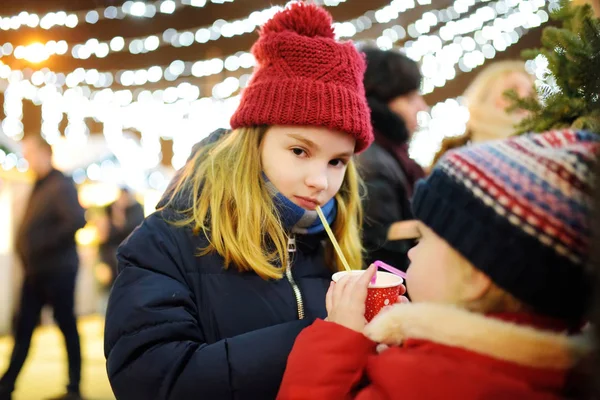 Två Förtjusande Systrar Dricka Varm Choklad Traditionell Julmarknad Barn Njuta — Stockfoto