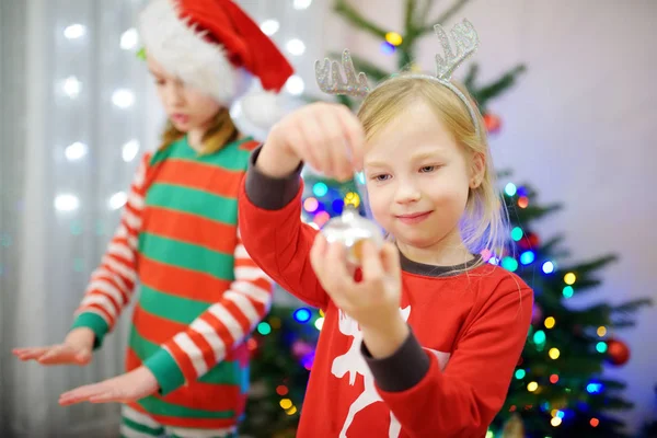 Dwie Siostry Adorable Dekoracji Choinki Kolorowe Szklane Bombki Domu Rodzinny — Zdjęcie stockowe