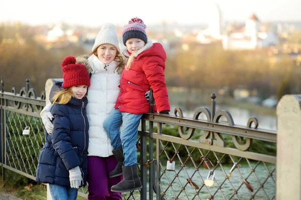 年轻的母亲和她的两个女儿在维尔纽斯美丽的冬日里玩得很开心 冬天与家人共度时光 — 图库照片