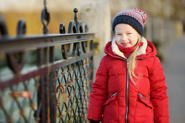 Entzückendes Kleines Mädchen Das Einem Schönen Wintertag Einer Stadt Spaß — Stockfoto