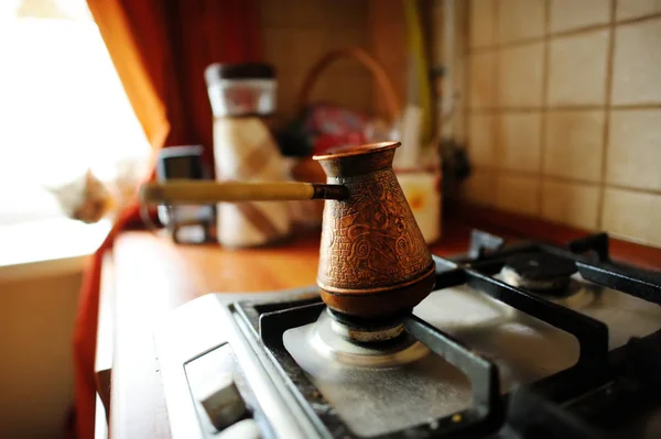Bir Gaz Sobası Rahat Mutfakta Sabah Üzerinde Bakır Cezve Kahve — Stok fotoğraf