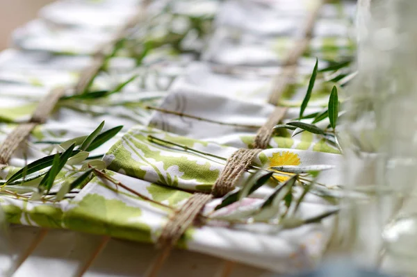 美丽的餐巾点缀着新鲜的橄榄树枝 作为婚礼 宴会或其他节日活动的餐桌设置的一部分 — 图库照片