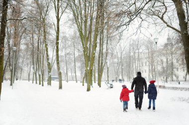 Beyaz karlı Şehir Parkı kış kar yağışı sırasında sahnede. Güzel kış manzarası Vilnius, Litvanya.