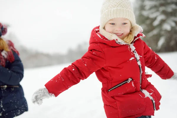 Dvě Rozkošné Holčičky Bavit Společně Winter Parku Krásné Sestry Hrají — Stock fotografie