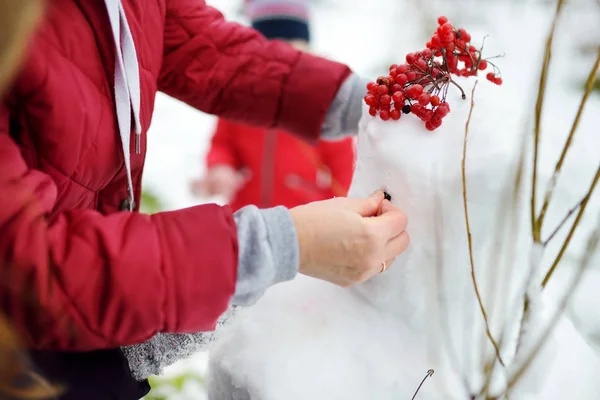 Linda Niña Abuela Construyendo Muñeco Nieve Patio Trasero Lindo Niño —  Fotos de Stock