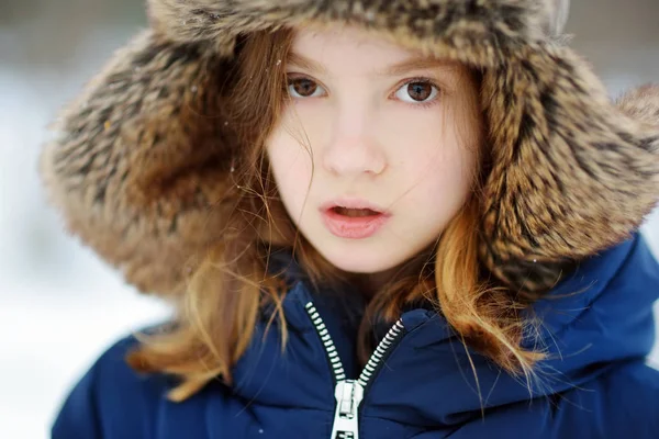 Menina Adorável Divertindo Belo Parque Inverno Criança Bonita Brincando Uma — Fotografia de Stock