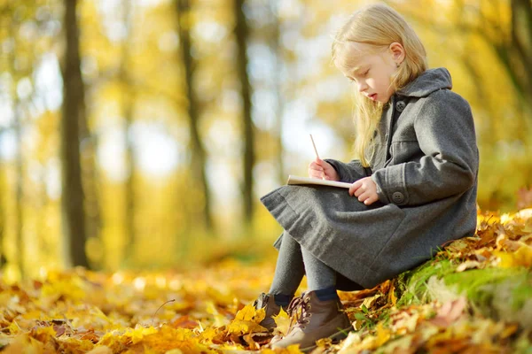 Schattig Klein Meisje Schetsen Buiten Mooie Herfstdag Gelukkig Kind Spelen — Stockfoto