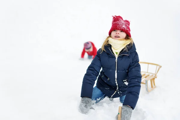 Две Забавные Девочки Веселятся Санями Красивом Зимнем Парке Милые Дети — стоковое фото