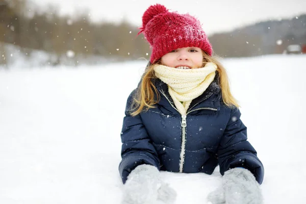 愛らしい少女が美しい冬の公園で楽しんでいます かわいい子は 雪で遊ぶ 子供のための冬のアクティビティ — ストック写真