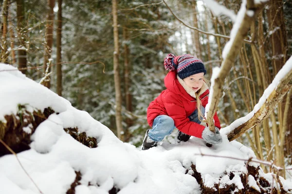 Adorabile Bambina Che Diverte Nella Bellissima Foresta Invernale Bambino Felice — Foto Stock