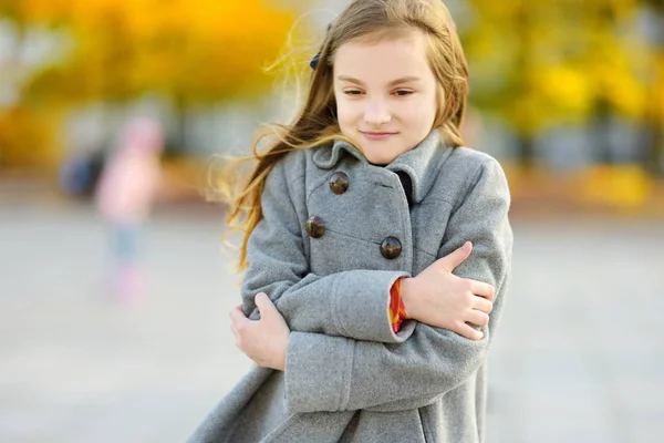 Niedliches Kleines Mädchen Das Einem Schönen Herbsttag Spaß Hat Glückliches — Stockfoto