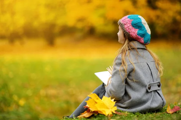 Cute Dziewczynka Szkicowanie Poza Piękny Jesienny Dzień Szczęśliwe Dziecko Grając — Zdjęcie stockowe