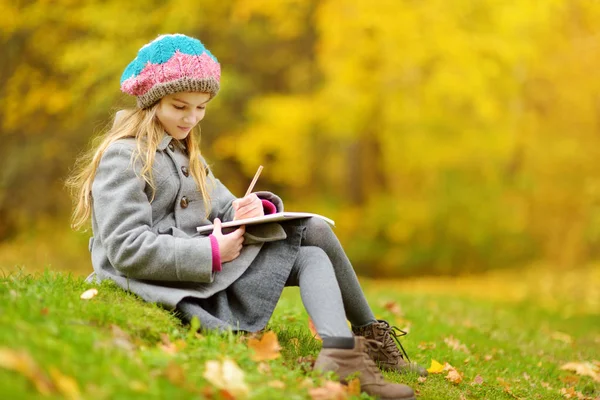 Linda Niña Dibujando Fuera Hermoso Día Otoño Feliz Niño Jugando — Foto de Stock